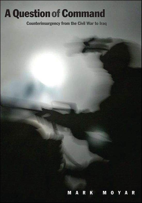 Boekomslag: A Question of Command, met een wazig silhouet van een soldaat tegen een lichtbron.