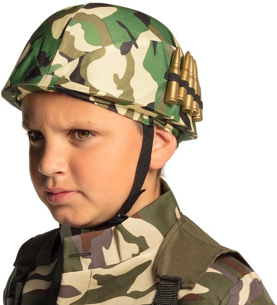 Jongen met camouflage helm en militair uniform. De helm heeft een band met nep munitie.
