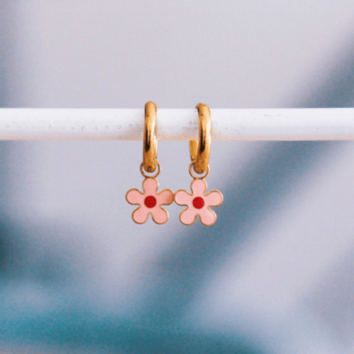 Juvana Oorringen met Lichtroze Bloem - Stijlvolle Dames Oorbellen - Unieke Accessoires voor Elke Gelegenheid