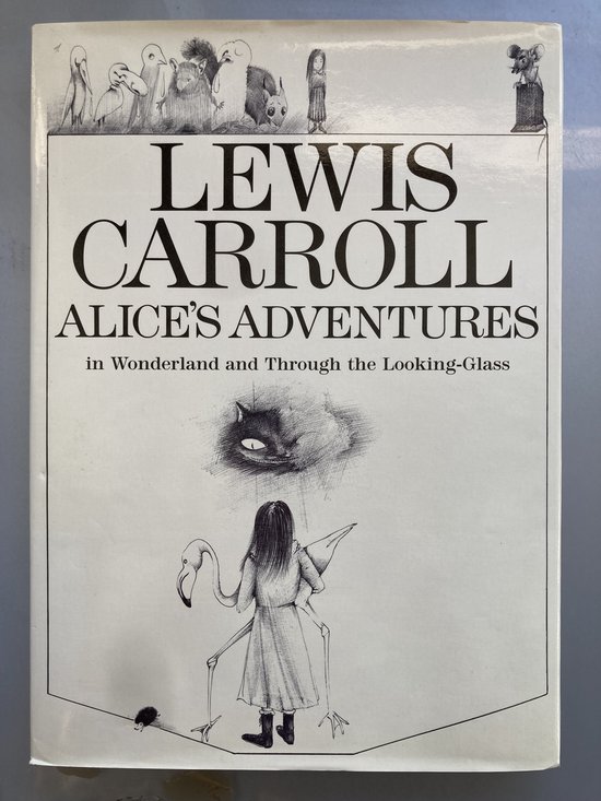 Boekomslag van Lewis Carroll's Alice's Adventures in Wonderland, met illustraties van Alice, een flamingo en diverse karakters.