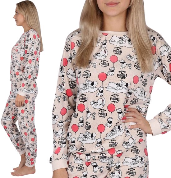 Mannequin portant un ensemble pyjama Winnie l'Ourson et ballons rouges sur fond beige.