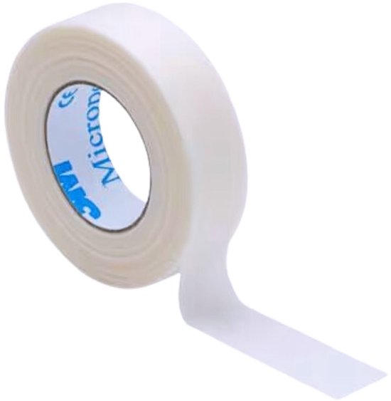 Een rol witte 3M Micropore chirurgische tape op een witte achtergrond. Het 1,25 cm brede materiaal is makkelijk scheurbaar.