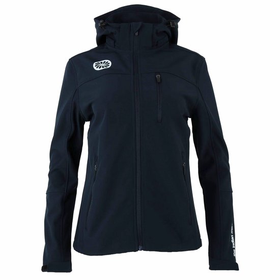 Donkerblauwe softshell jas met capuchon, ritsen, logo op de borst en "the indian maharadja" op de mouw.