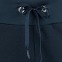 Detail van de tailleband van een zwarte trainingsbroek met trekkoord en zilverkleurige oogjes.