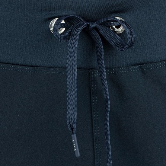 Detail van de tailleband van een zwarte trainingsbroek met trekkoord en zilverkleurige oogjes.