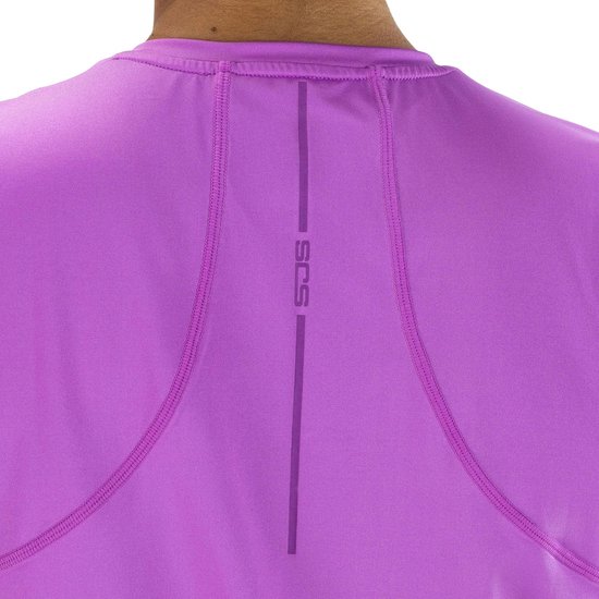 Detail van het lichtpaarse sportshirt met V-hals en reflecterende logo op de rug.