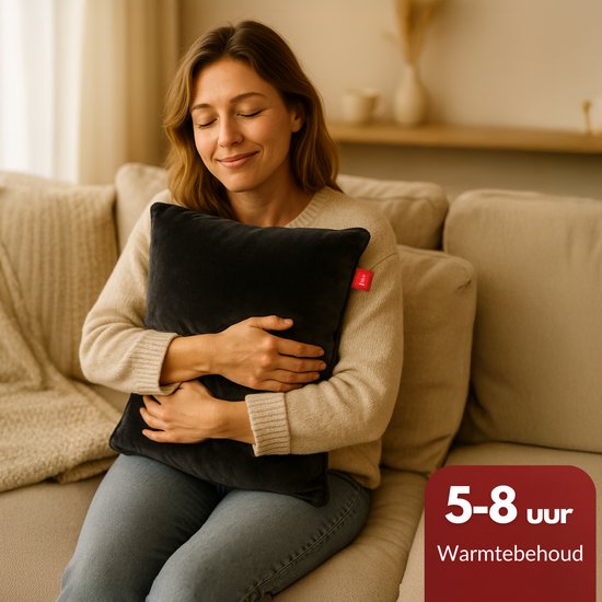 Een vrouw omhelst een zwart fluwelen verwarmingskussen, genietend van de warmte, met vermelding van 5-8 uur warmtebehoud.