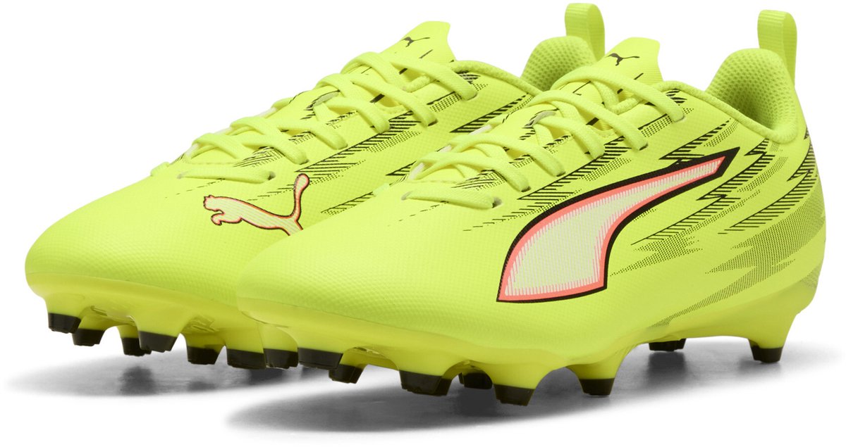 PUMA ULTRA 6 voetbalschoenen in geel met zwarte en rode accenten, ontworpen voor snelheid en grip op het veld.