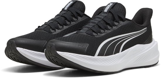 Zwarte sportschoenen van Puma met witte strepen, witte zolen en zwarte veters. Het Puma-logo staat op de tong.