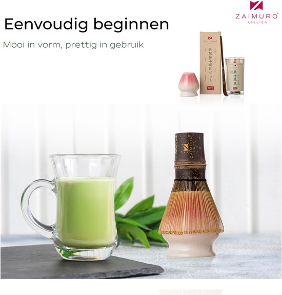 Zaimuro Atelier matcha set met roze kom, bamboe whisk en lepel, naast een glas matcha latte.