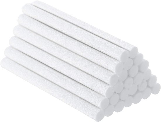 Stapel witte, cilinder-achtige filters voor een luchtbevochtiger.
