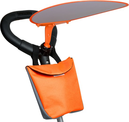 Close-up van de oranje tas en zonnekap aan de duwstang van een blauwe driewieler.