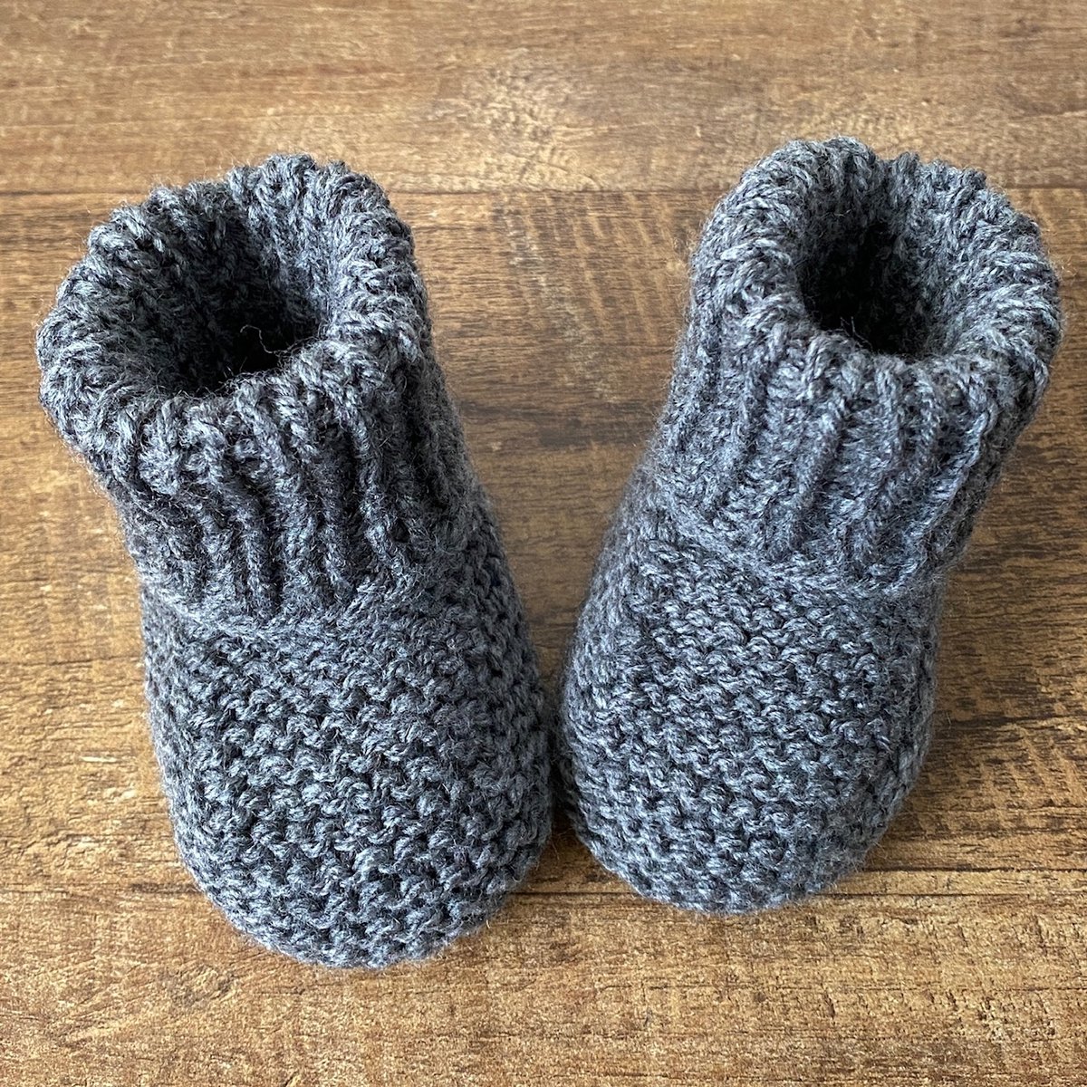 Babyslofjes 0-6 maanden | gebreid | zool 11cm | grijs | handgemaakt | baby cadeau | babysokken | baby shower cadeau | kraamcadeau | pantoffels | meisjes jongens pantoffels | winter | warme pantoffels