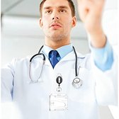 Un ensemble de 4 porte-clés rétractables avec porte-cartes. Les porte-cartes rétractables transparents protègent vos cartes de visite, vos cartes d'étudiant et vos cartes à puce pour les transports en commun.