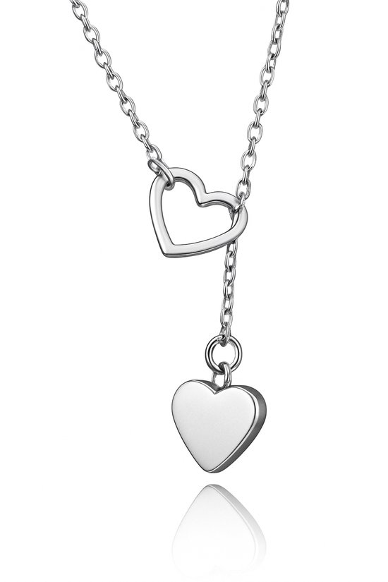 Zilverkleurige ketting met twee hartjes, één hol open hart en één massief hart.
