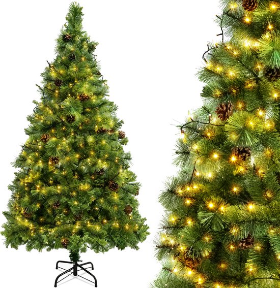 Volledige groene kunstkerstboom met metalen standaard, versierd met dennenappels en warme gele LED-lichtjes.