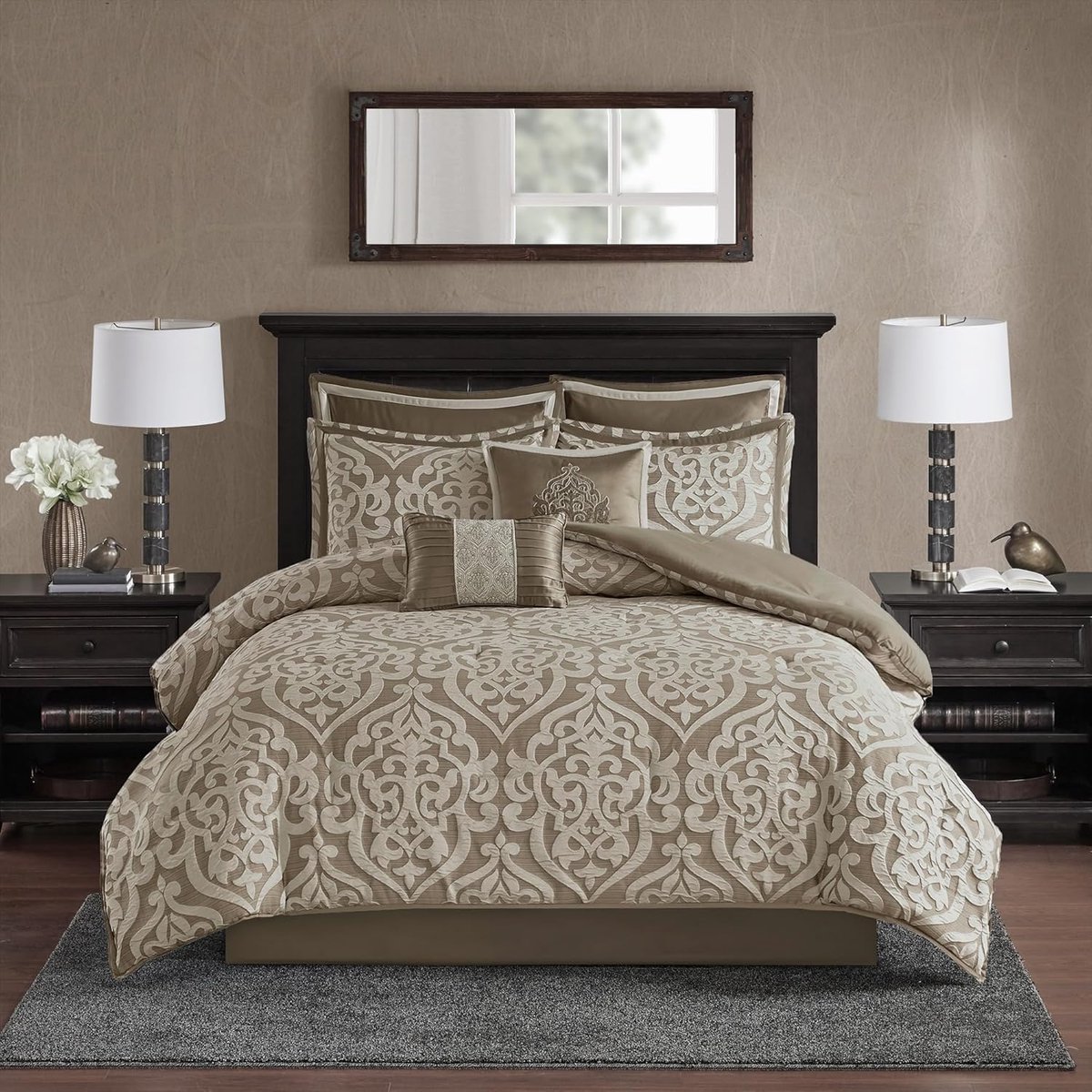 Famanu Jacquard damast dekbedset 8-delig, allseason dons-alternatief – Beige/Bruin. Een veelzijdige en handige keuze voor dagelijks gebruik in en om het huis.
