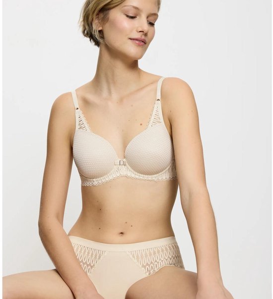 Mannequin portant un soutien-gorge à armatures beige avec détails en dentelle et culotte assortie.