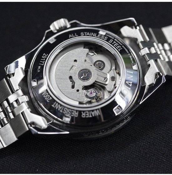 Achterkant van een zilverkleurig horloge dat het automatische uurwerk toont.