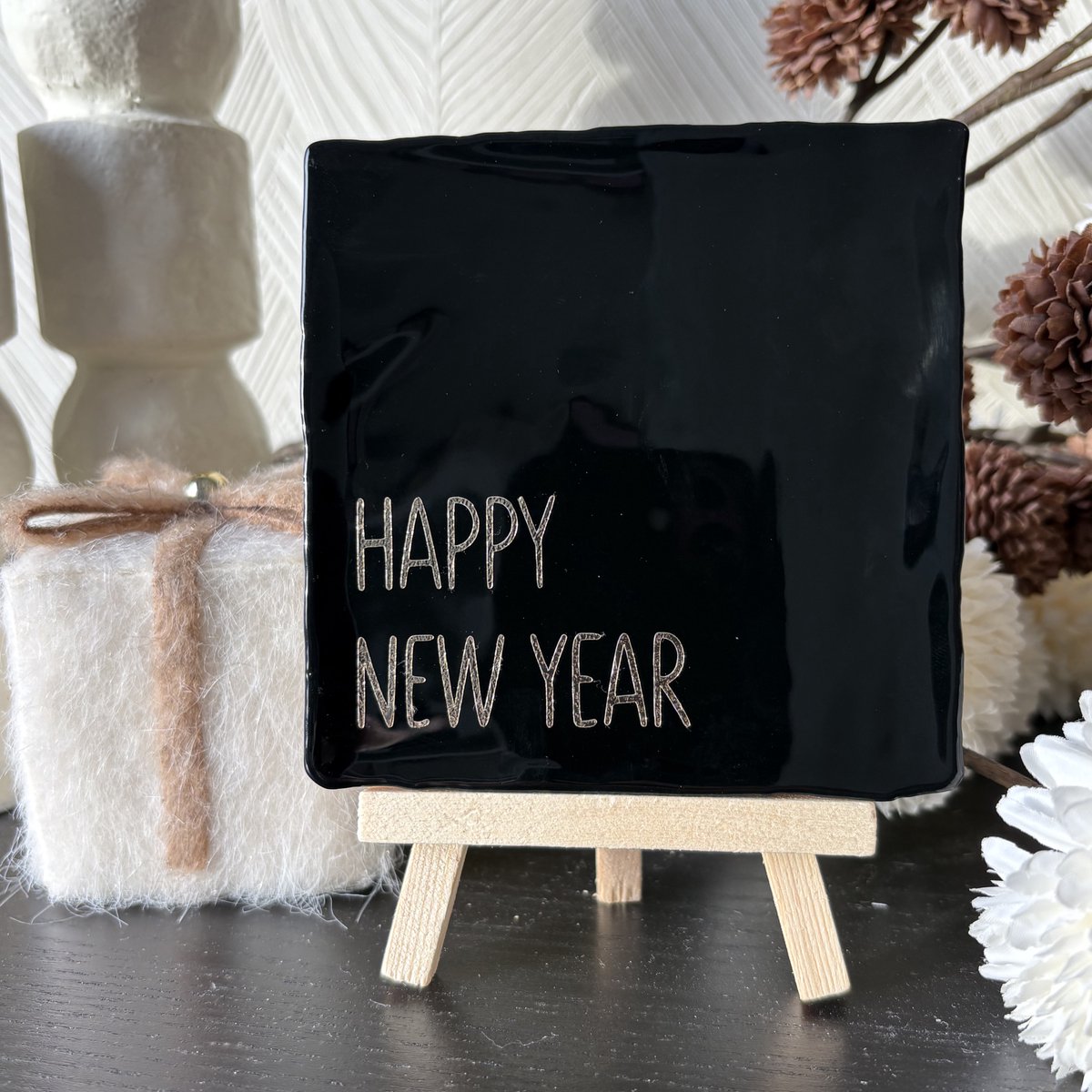 Hartjespost | Tegeltje Happy New Year zwart, goud | schoencadeautjes sinterklaas | tegeltjes met tekst | spreuktegel | tegeltjeswijsheden | Christmas | Xmas | kerstmis | decoratie kerst | happy new year | nye | sparkle | new beginnings | 10x10