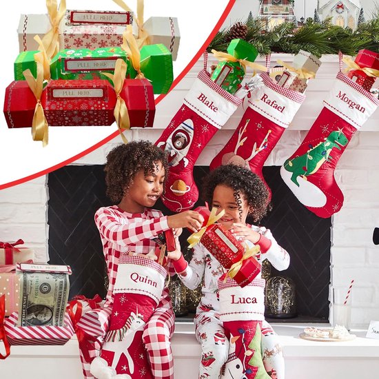 Kinderen met kerstsokken en cadeaus, inclusief geldhouders in cracker-stijl met 'PULL HERE'.