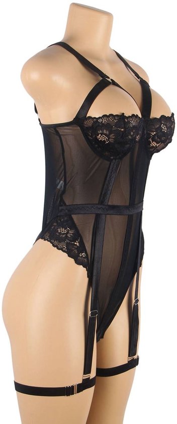 Zwarte mesh body met kanten cups, bandjes en jarretelbanden, op een paspop.