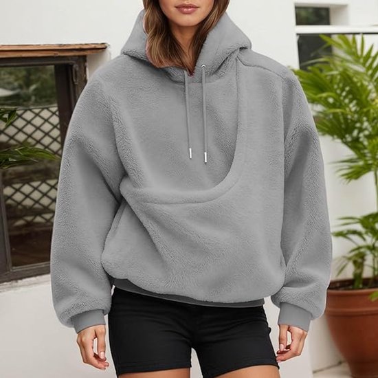 Grijze oversized fleece hoodie met uniek voorvak en capuchon.