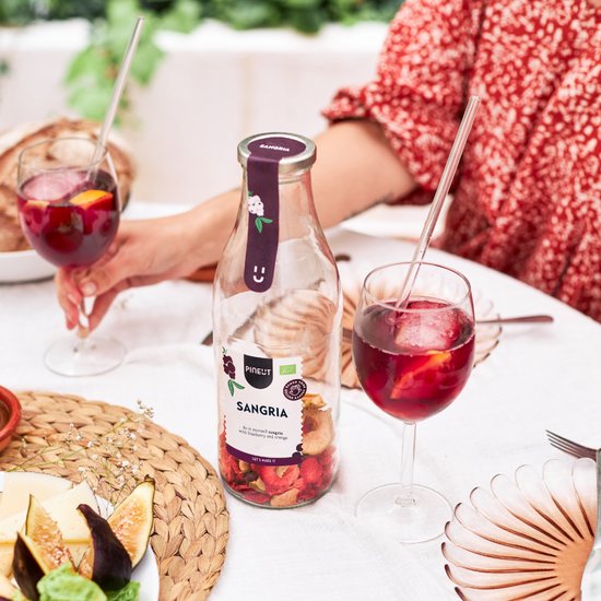 Pineut ® Cadeau Vrouw - Sangria Rood - Zelf Sangria Maken - Sangria Kan - Rode Wijn - Aardbei, Appel & Sinaasappel - Waterkan Glas 1L Hervulbaar - Zomercadeau