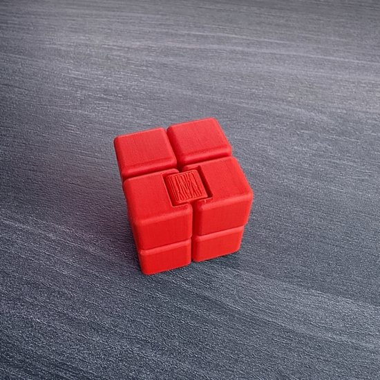 Rode fidget cube, gevouwen in een vierkant, met een rasterpatroon in het midden.
