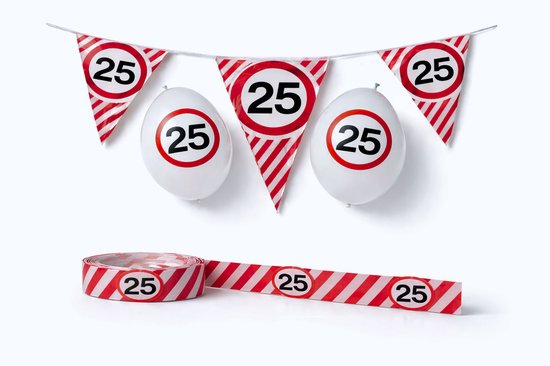 Décorations festives avec guirlandes, ballons et ruban de signalisation avec '25'.