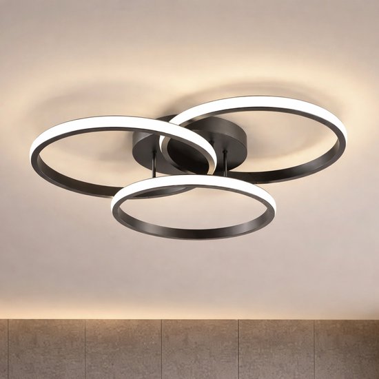 Moderne plafondlamp met drie zwarte, overlappende ringen met warm wit licht, gemonteerd aan een wit plafond.