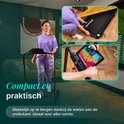 Vrouw in paars loopt op de loopband. Inzet: loopband wordt ingeklapt en tablet op de houder.