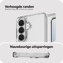 Transparant hoesje met verhoogde randen ter bescherming van scherm en camera, en nauwkeurige uitsparingen.