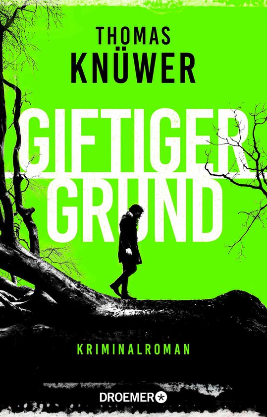 Boekomslag van "Giftiger Grund" met een man op een boomstronk in een groen en zwart landschap.
