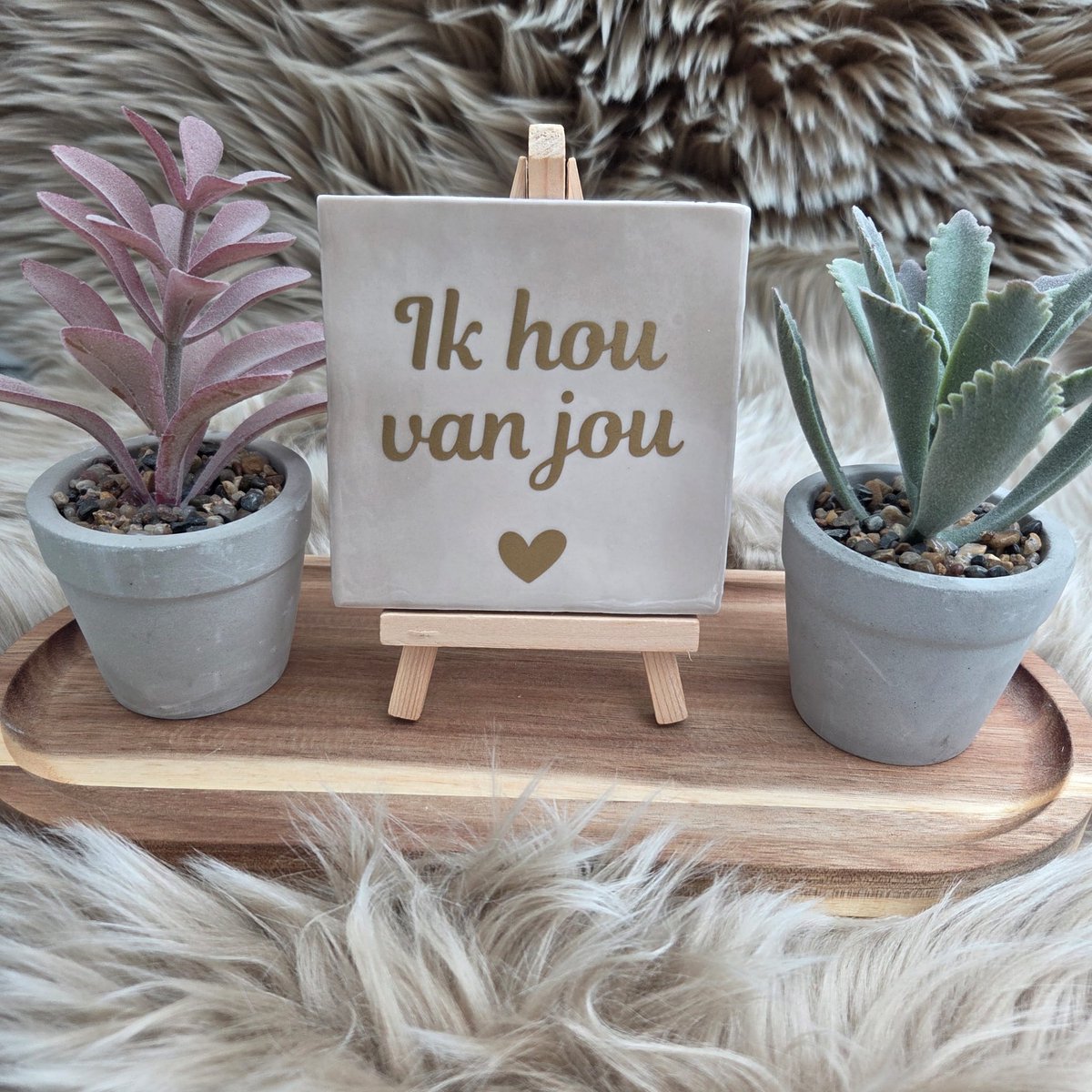 CreaCraft Robuust Wenstegeltje "Ik Hou van jou" – Hip trendy tegeltje – 10x10 cm – Cadeau voor Partner, Valentijn of Jubileum – Stijlvol en Persoonlijk Woonaccessoire - Zomaar - Deco – Trendy nu – Decoratief Tegeltje met Standaard – Cadeau Idee Beige/goud