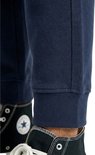Detail van de onderkant van een navy joggingbroek met elastische boord.