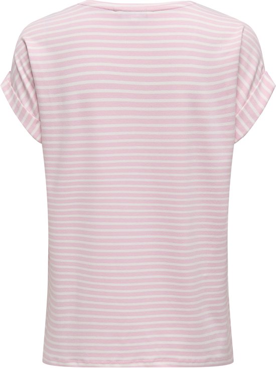 Roze en witte gestreepte t-shirt met omgerolde mouwen.