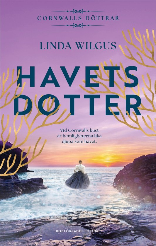 Boekcover met de titel 'Havets dotter'. Op de voorgrond rotsen en golven, op de achtergrond een vrouw met een hoed aan de kust bij zonsondergang.