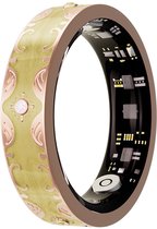 Champagnegele slimme ring met gouden filigraan en rozegouden accenten, met zichtbare elektronica aan de binnenkant.
