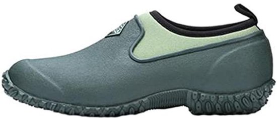 Donkergroene, slip-on tuinschoen met lichtgroene boord en zwarte lus aan de hiel.