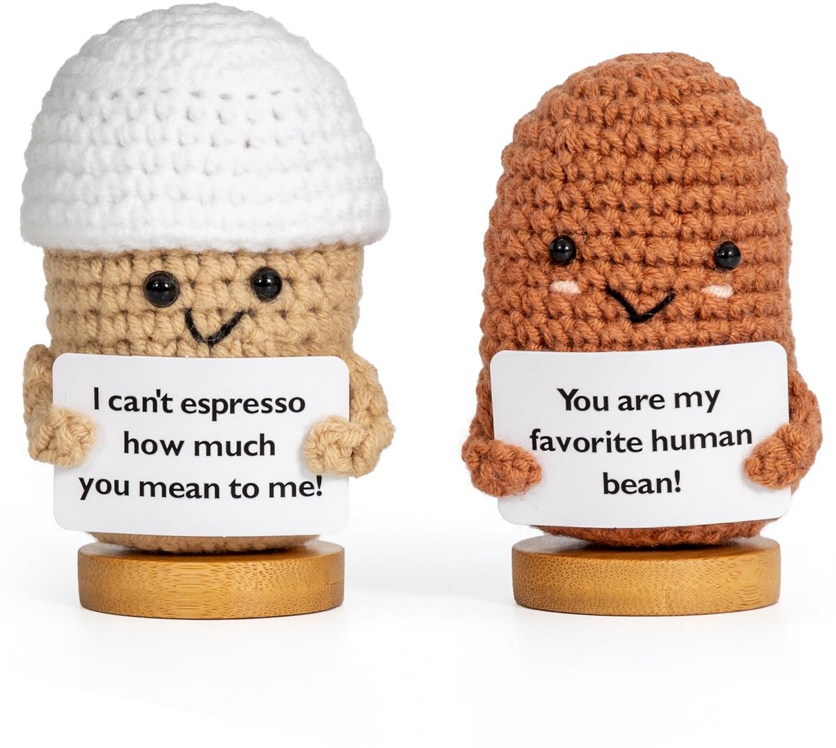 Kraftverdia Handgemaakt Gehaakt Koffie Cadeauset - 2-delige Breiwerk - Schattige Emotionele Steun Knuffels voor Koffieliefhebbers - Inclusief Houten Standaards - Perfect voor Bureau Decoratie en Romantische Cadeaus