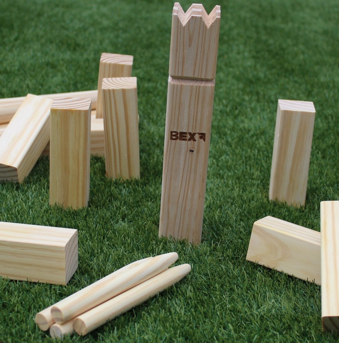 Bex Kubb Basic – Zweeds Vikingschaak – Toegankelijk Buitenspel – FSC Grenenhout – Koning Met Houtkleurige Kroon – Vanaf 8 Jaar – Inclusief Opbergnet Met Trekkoord — afbeelding 13