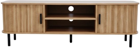 Licht houten tv-meubel met geribbelde deuren, twee open vakken en zwarte pootjes. Geïsoleerd op een witte achtergrond.