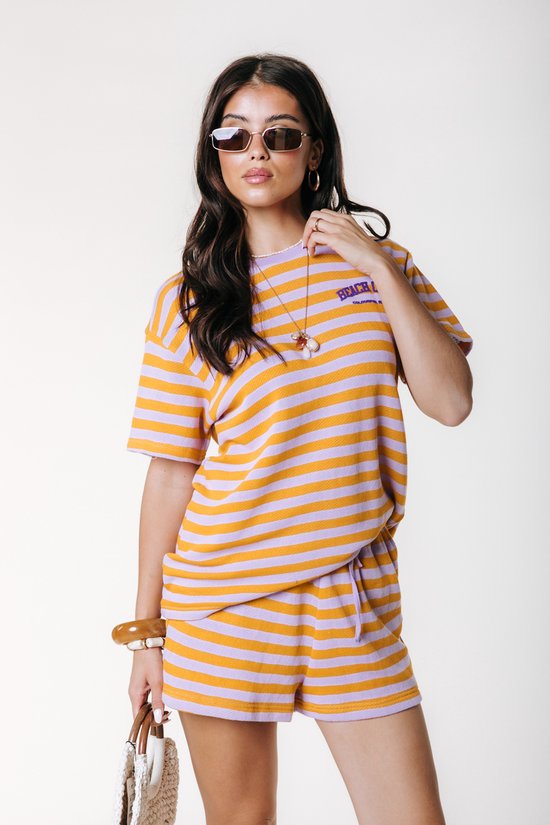 Mannequin portant un t-shirt et un short rayés violet et jaune avec l'inscription violette 'BEACH CREW'.