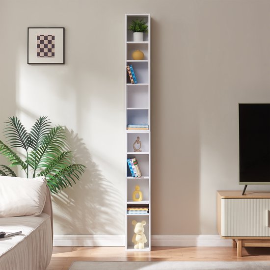 Hoge, smalle witte boekenkast met 10 vakken, gevuld met decoraties, in een woonkamer.