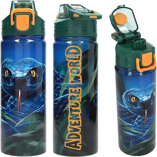 Trois bouteilles: gauche avec tête de serpent, milieu avec "ADVENTURE WORLD" et serpent, droite avec bouchon ouvert.