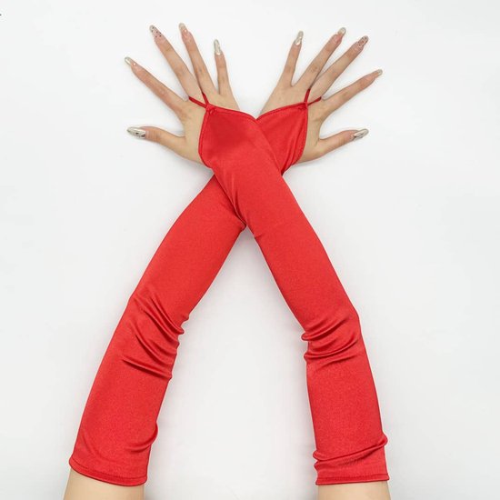 Rode, lange, vingerloze handschoenen met ringetjes bij de vingers, gedragen op handen.