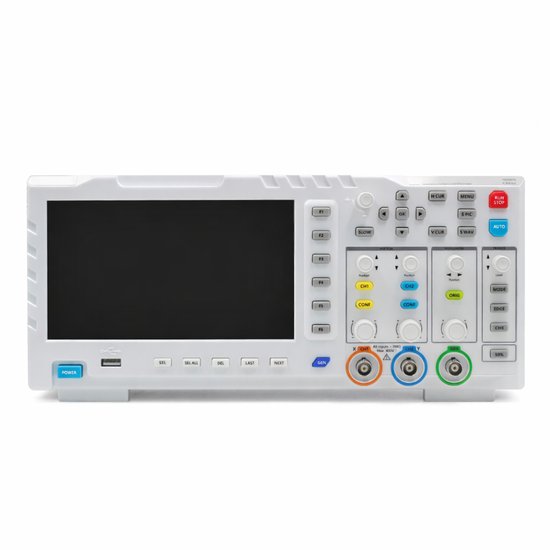 Oscilloscope numérique blanc avec écran noir et divers boutons et connecteurs sur le devant.