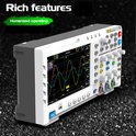 Oscilloscope numérique blanc avec accent gris, affichant deux formes d'onde.