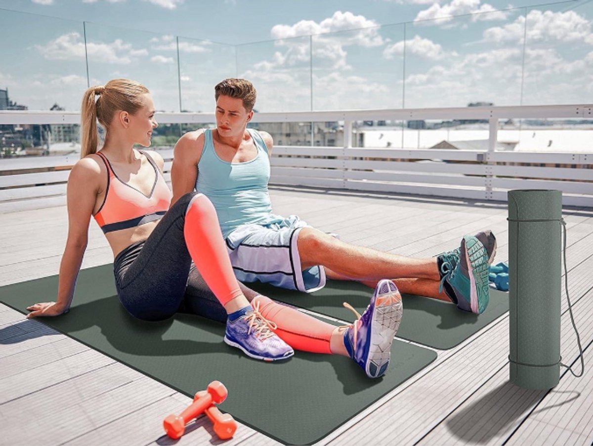 Stunq® Antislip Yoga Mat – Fitnessmat 183 × 61 × 0,6 cm – Milieuvriendelijke TPE Sportmat – Inclusief Draagriem & Tas – Voor Yoga, Pilates & Fitness leger Groen